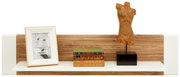 Wandboard mit Holzoptik, darauf ein Bilderrahmen, Bücher und eine Skulptur, frontale Ansicht