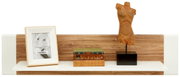 Wandboard mit Holzoptik, darauf ein Bilderrahmen, Bücher und eine Skulptur, frontale Ansicht