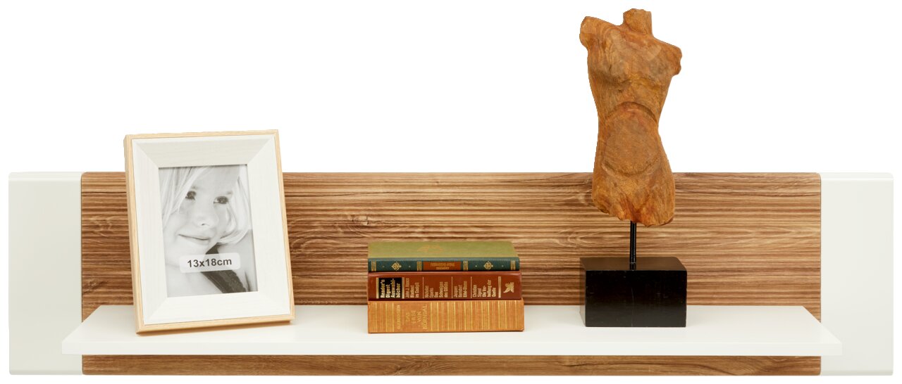 Wandboard mit Holzoptik, darauf ein Bilderrahmen, Bücher und eine Skulptur, frontale Ansicht