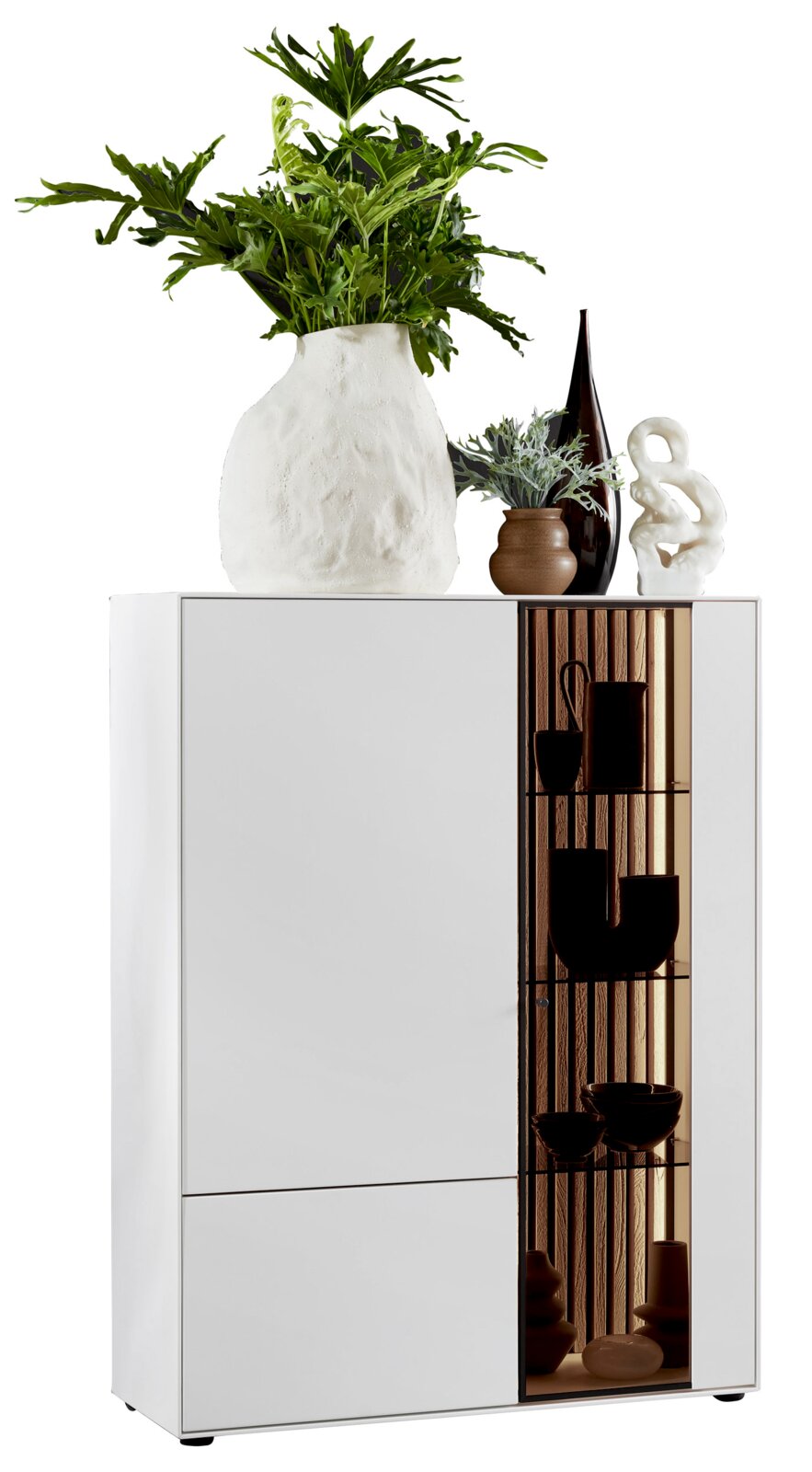 Weißes Highboard mit Glas auf der rechten Seite, dekoriert mit Pflanzen und Vasen, frontal betrachtet.