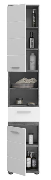 Moderner Hochschrank mit offenen und geschlossenen Fächern, gefüllt mit Pflegeprodukten und Handtüchern, aus einer leicht seitlichen Perspektive betrachtet.