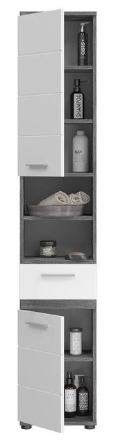 Moderner Hochschrank mit offenen und geschlossenen Fächern, gefüllt mit Pflegeprodukten und Handtüchern, aus einer leicht seitlichen Perspektive betrachtet.