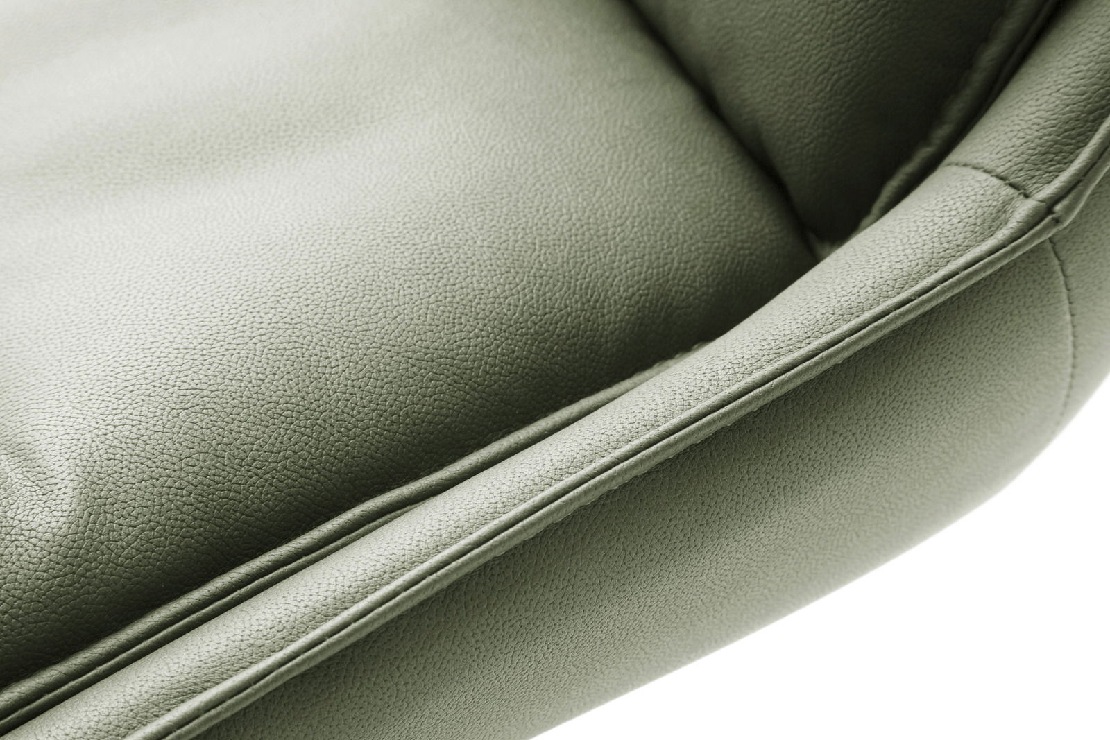 Nahaufnahme eines grünen Stuhlsitzes aus Leder, von oben betrachtet.