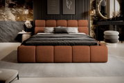 Modernes Polsterbett in warmem Terrakotta-Ton, frontal fotografiert, mit eleganter Schlafzimmerdekoration und stilvollen Accessoires.