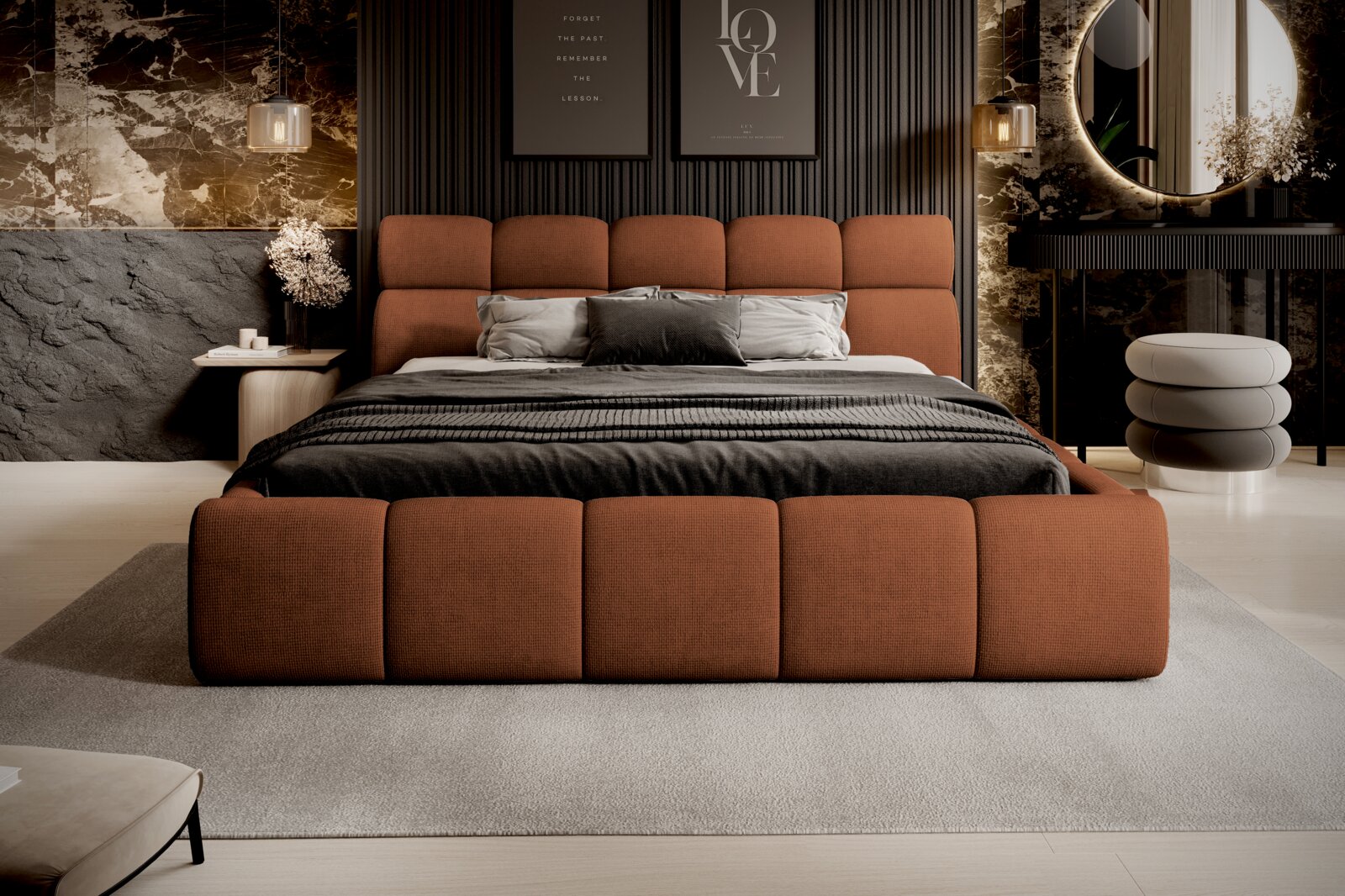 Modernes Polsterbett in warmem Terrakotta-Ton, frontal fotografiert, mit eleganter Schlafzimmerdekoration und stilvollen Accessoires.