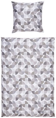 Bettwäsche-Set mit geometrischem Muster in Grau- und Weißtönen, bestehend aus einem Kissenbezug und einem Bettdeckenbezug, aus der Vogelperspektive fotografiert.