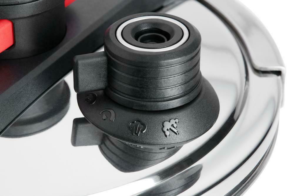 Nahaufnahme eines Schnellkochtopfdeckels mit Ventil und Symbolen, seitliche Perspektive