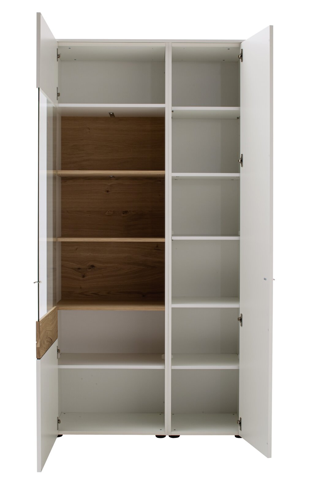 Geöffnete Vitrine mit weißen Türen und Holzeinlegeböden, frontal betrachtet.