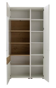 Geöffnete Vitrine mit weißen Türen und Holzeinlegeböden, frontal betrachtet.