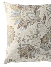 Nahaufnahme eines dekorativen Kissenbezugs mit floralem Muster in Beige-, Braun- und Grautönen, von vorne betrachtet.