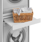 Waschmaschinenschrank mit ausziehbarem Regal, darauf ein Korb mit Handtüchern, seitliche Perspektive