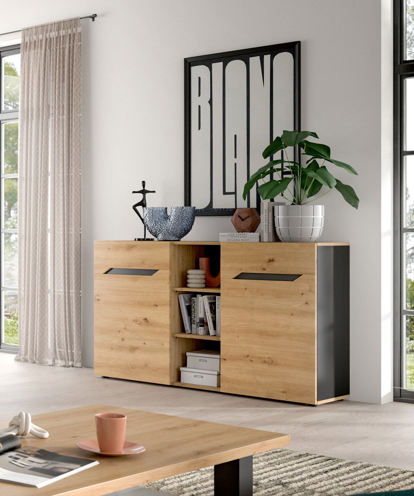 Modernes Sideboard aus hellem Holz mit zwei Schiebetüren und offenem Mittelregal, dekoriert mit Pflanze und Deko, in einem hellen Wohnzimmer; Ansicht schräg von vorne.