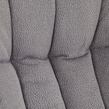 Nahaufnahme der gepolsterten Rückenlehne eines grauen Chefsessels mit strukturierter Oberfläche.