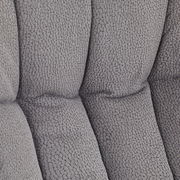 Nahaufnahme der gepolsterten Rückenlehne eines grauen Chefsessels mit strukturierter Oberfläche.