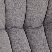 Nahaufnahme der gepolsterten Rückenlehne eines grauen Chefsessels mit strukturierter Oberfläche.