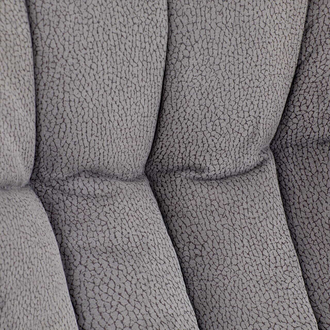 Nahaufnahme der gepolsterten Rückenlehne eines grauen Chefsessels mit strukturierter Oberfläche.