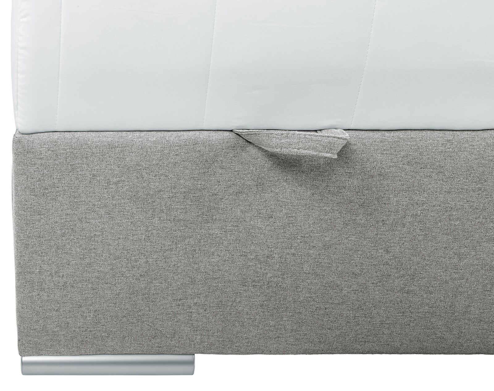 Nahaufnahme eines Boxbetts mit grauem Stoffbezug und silbernem Fuß, seitliche Perspektive
