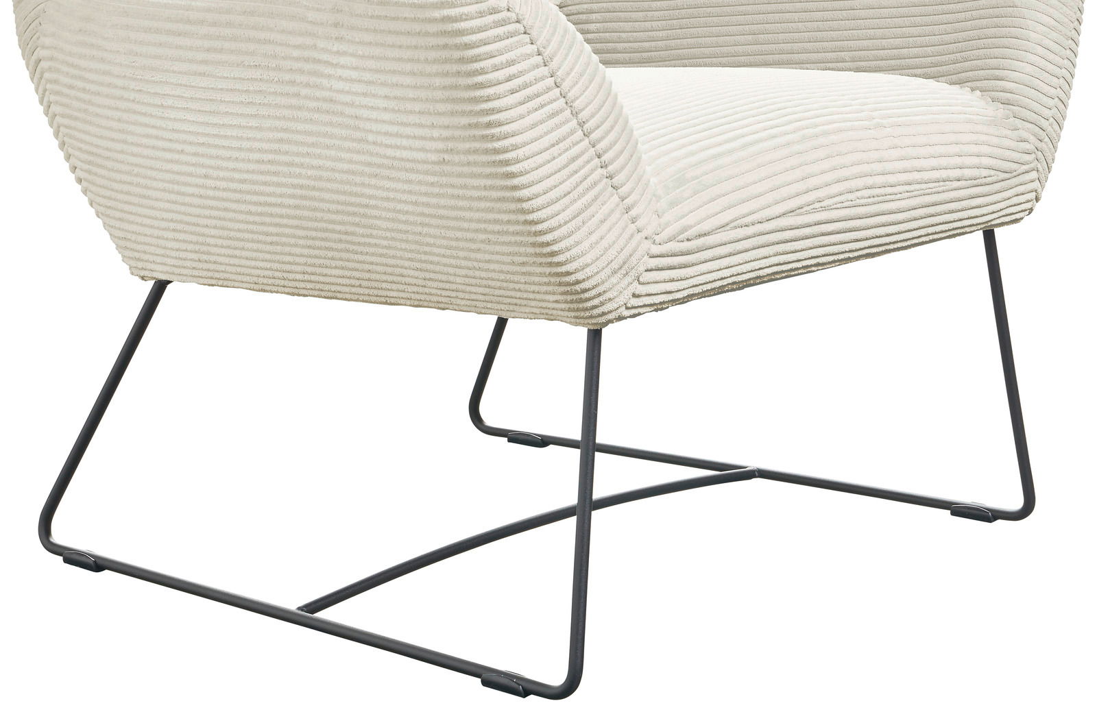 Nahaufnahme eines Sessels mit cremefarbenem, geripptem Stoffbezug und schlanken Metallbeinen, seitliche Perspektive