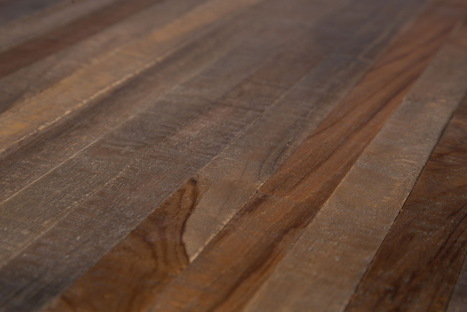 Nahaufnahme der Holzoberfläche eines Beistelltisches in diagonaler Perspektive