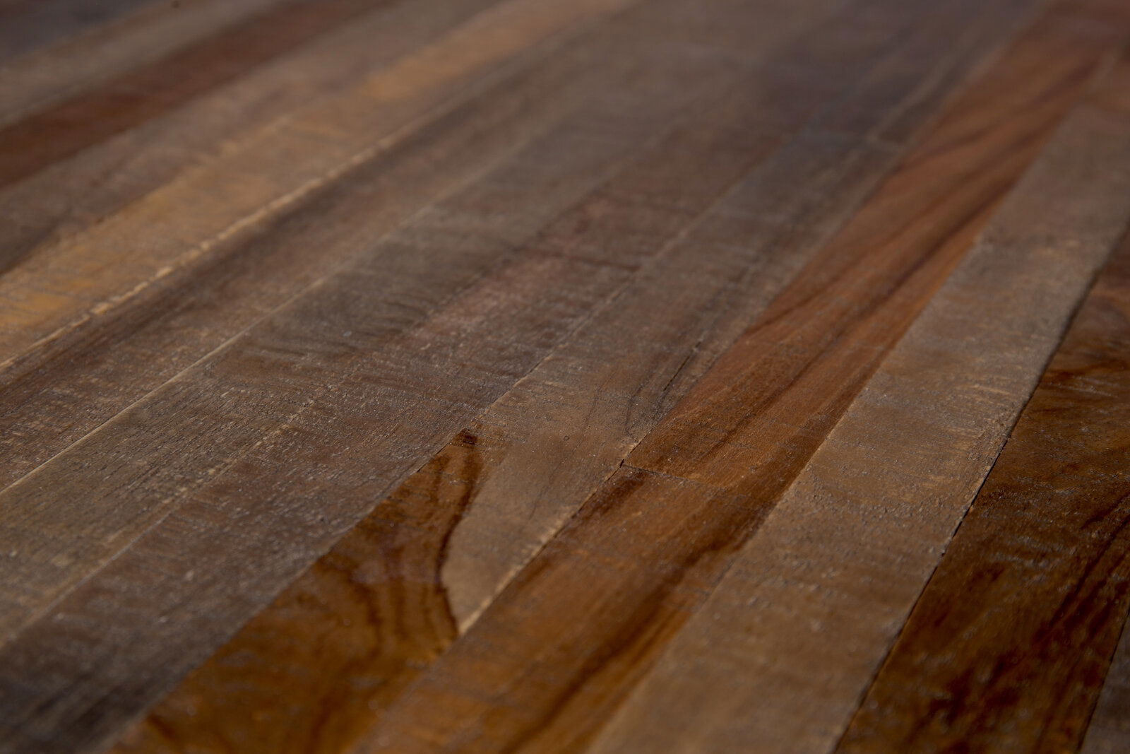 Nahaufnahme der Holzoberfläche eines Beistelltisches in diagonaler Perspektive