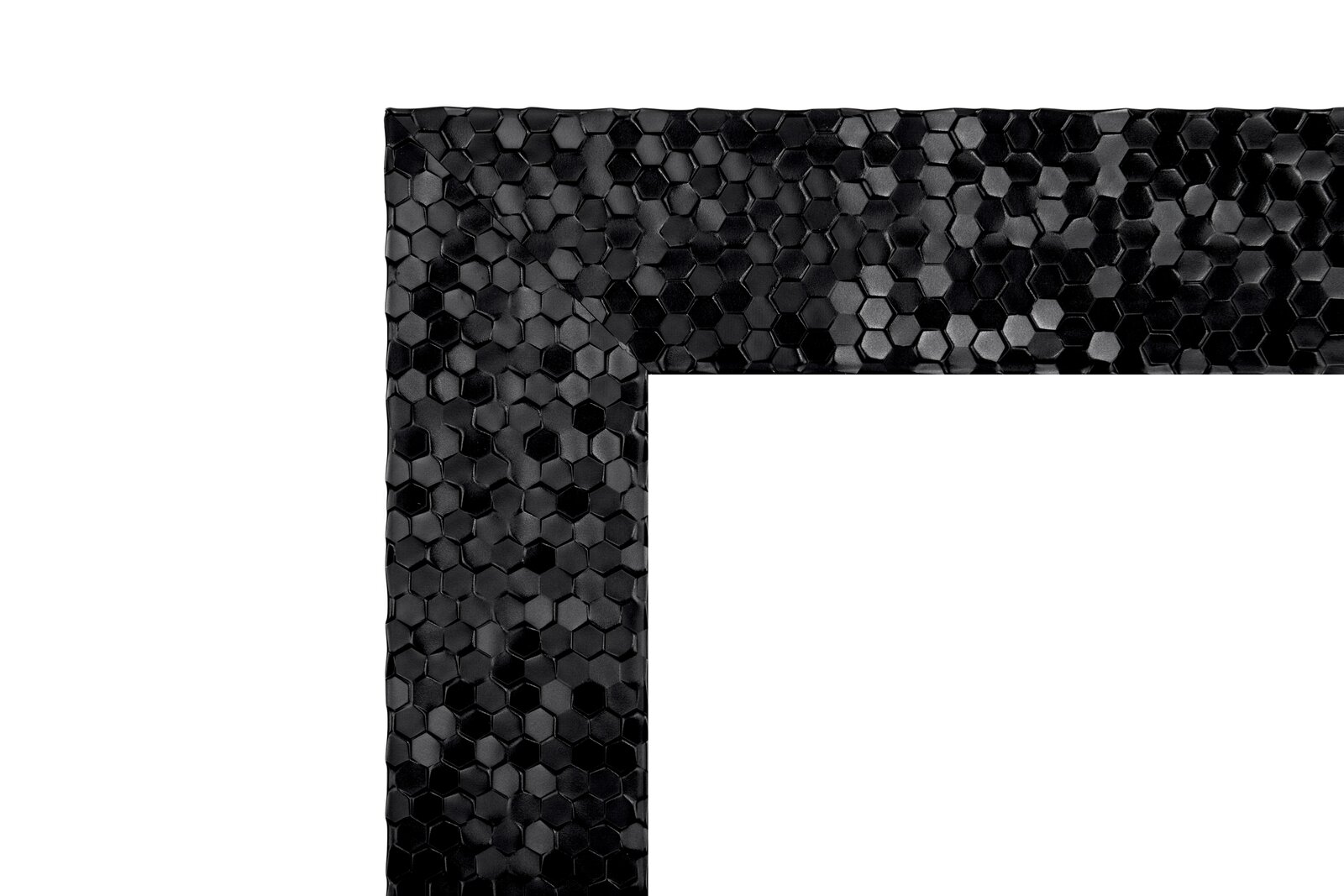 Nahaufnahme eines Spiegels mit schwarzem, sechseckigem Mosaikrahmen, Perspektive auf die Ecke des Rahmens.