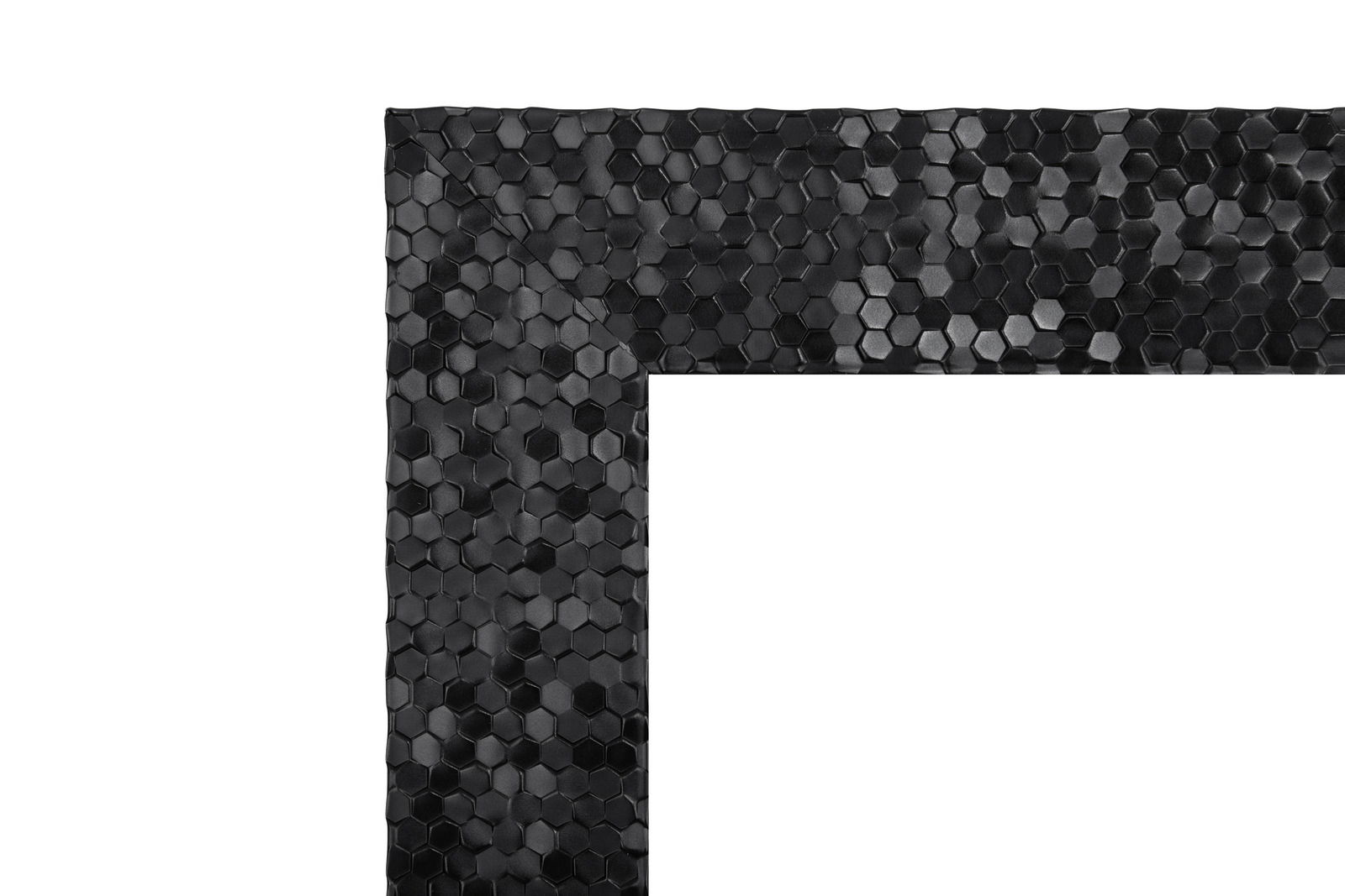 Nahaufnahme eines Spiegels mit schwarzem, sechseckigem Mosaikrahmen, Perspektive auf die Ecke des Rahmens.