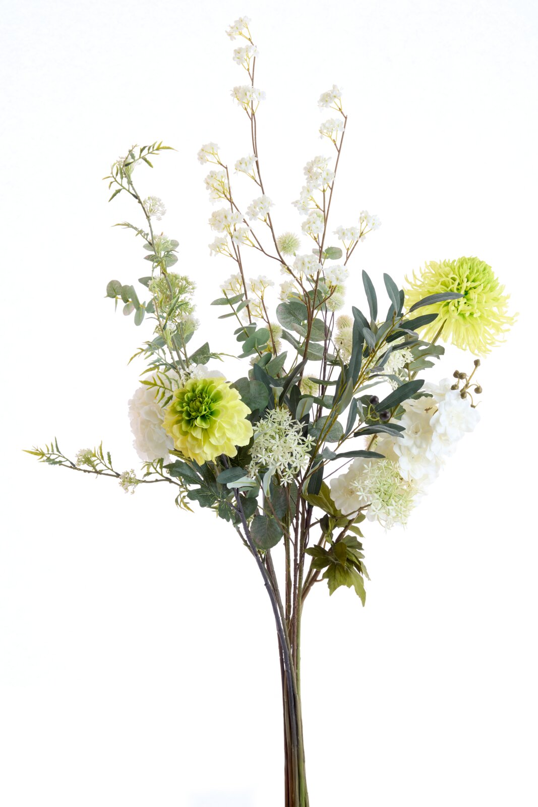 Frontansicht eines hohen, locker gebundenen Blumenstraußes mit weißen und limettengrünen Blüten, feinen Blütenzweigen und üppigem grünem Blattwerk vor weißem Hintergrund