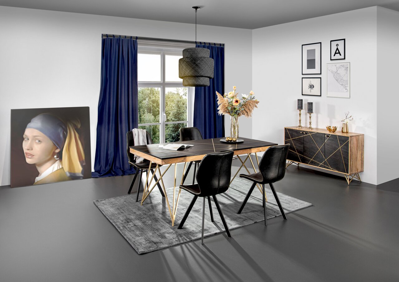 Esszimmer mit modernem Sideboard in Holzoptik und geometrischen Mustern, im Hintergrund ein großes Fenster mit blauen Vorhängen, seitliche Perspektive.