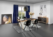 Esszimmer mit modernem Sideboard in Holzoptik und geometrischen Mustern, im Hintergrund ein großes Fenster mit blauen Vorhängen, seitliche Perspektive.