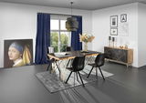 Esszimmer mit modernem Sideboard in Holzoptik und geometrischen Mustern, im Hintergrund ein großes Fenster mit blauen Vorhängen, seitliche Perspektive.