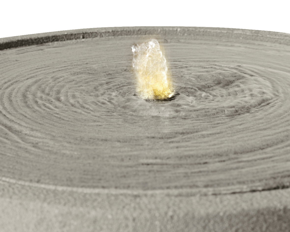 Nahaufnahme eines modernen Brunnens mit sprudelndem Wasser in der Mitte, von oben betrachtet.