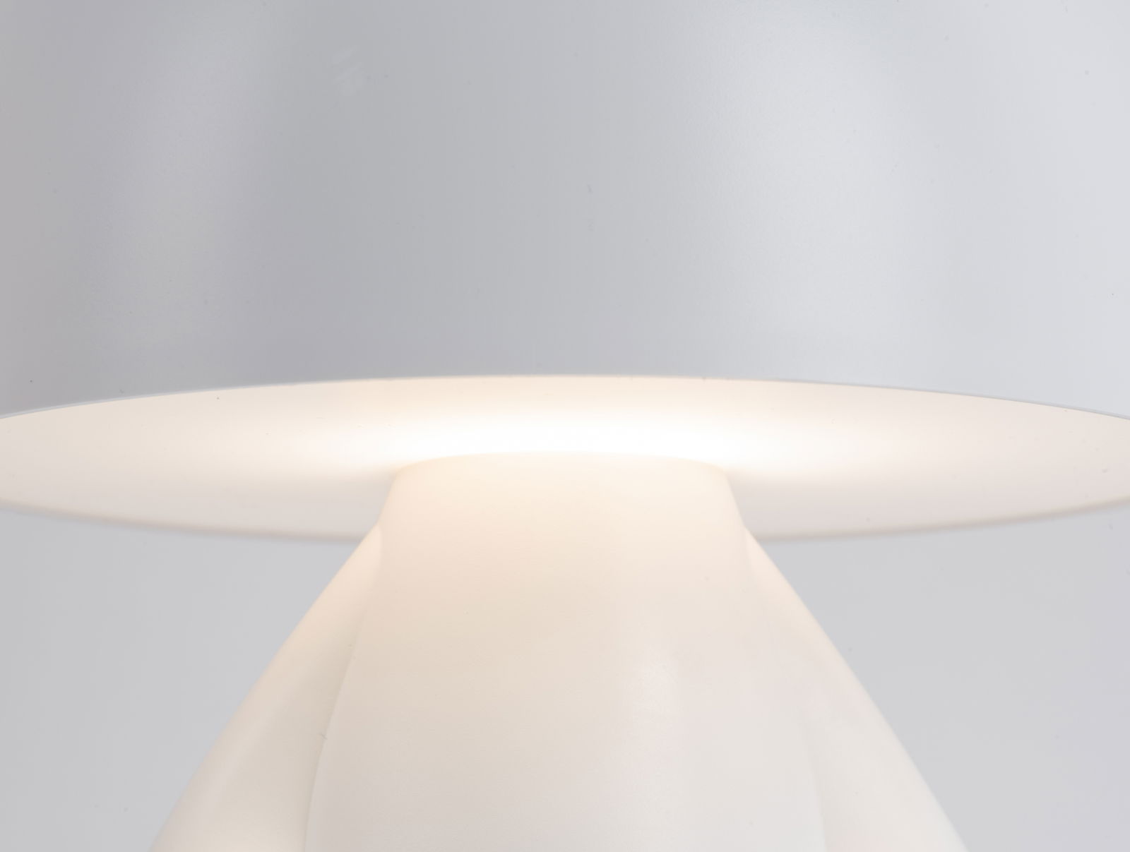 Nahaufnahme einer weißen LED-Tischlampe mit modernem Design, seitliche Perspektive