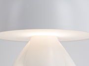 Nahaufnahme einer weißen LED-Tischlampe mit modernem Design, seitliche Perspektive