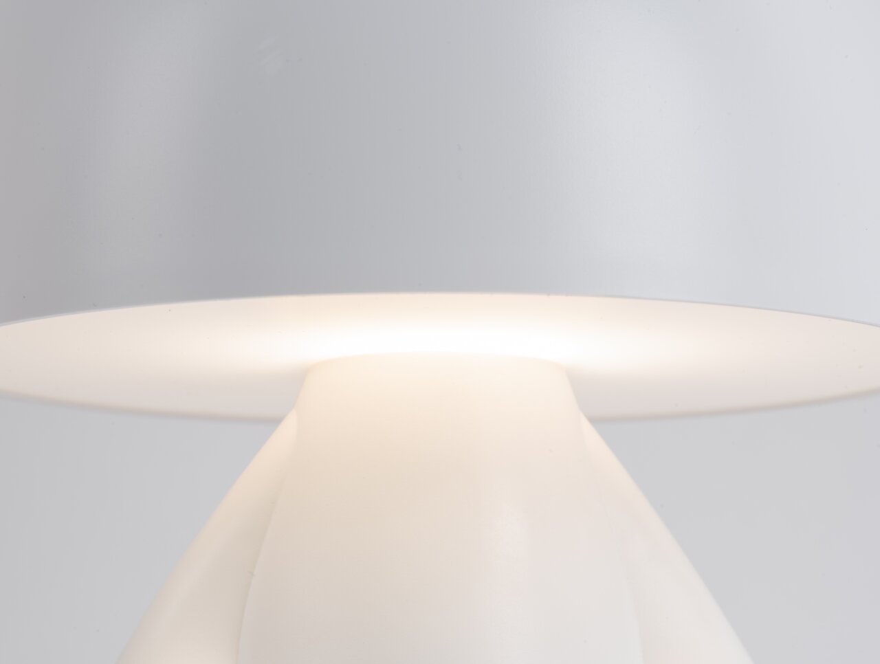 Nahaufnahme einer weißen LED-Tischlampe mit modernem Design, seitliche Perspektive