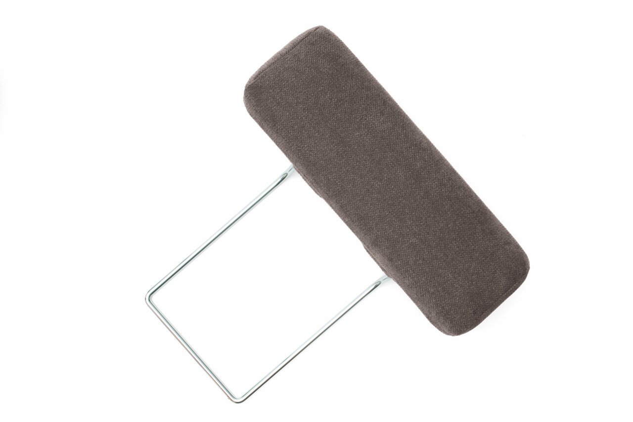 Vario-hoofdsteun in zijaanzicht met grijze stoffen bekleding en metalen frame