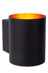 Schwarze zylindrische Wandleuchte mit orangefarbener Innenfläche, seitliche Perspektive