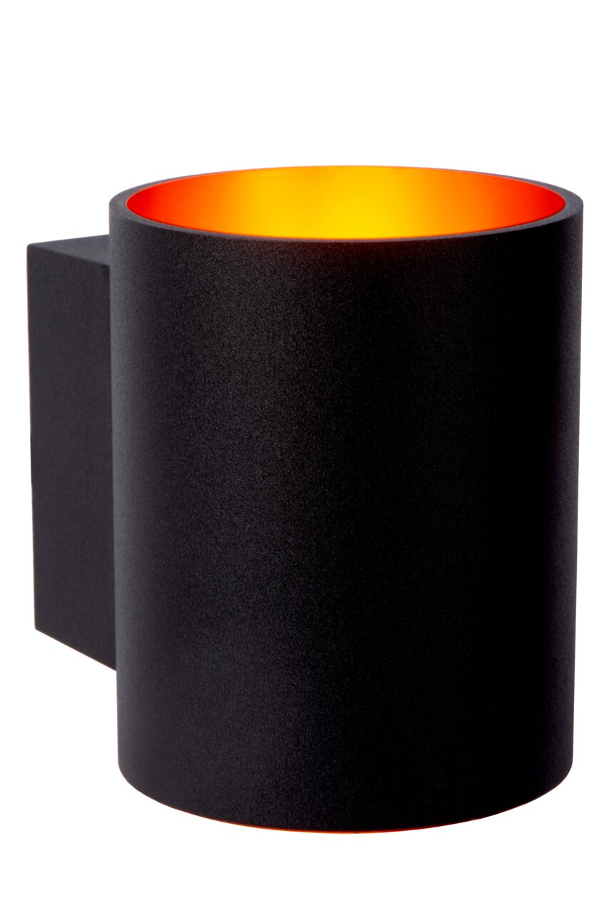 Schwarze zylindrische Wandleuchte mit orangefarbener Innenfläche, seitliche Perspektive