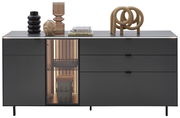 Modernes Sideboard in dunklem Design mit dekorativen Objekten auf der Oberseite, frontal betrachtet.