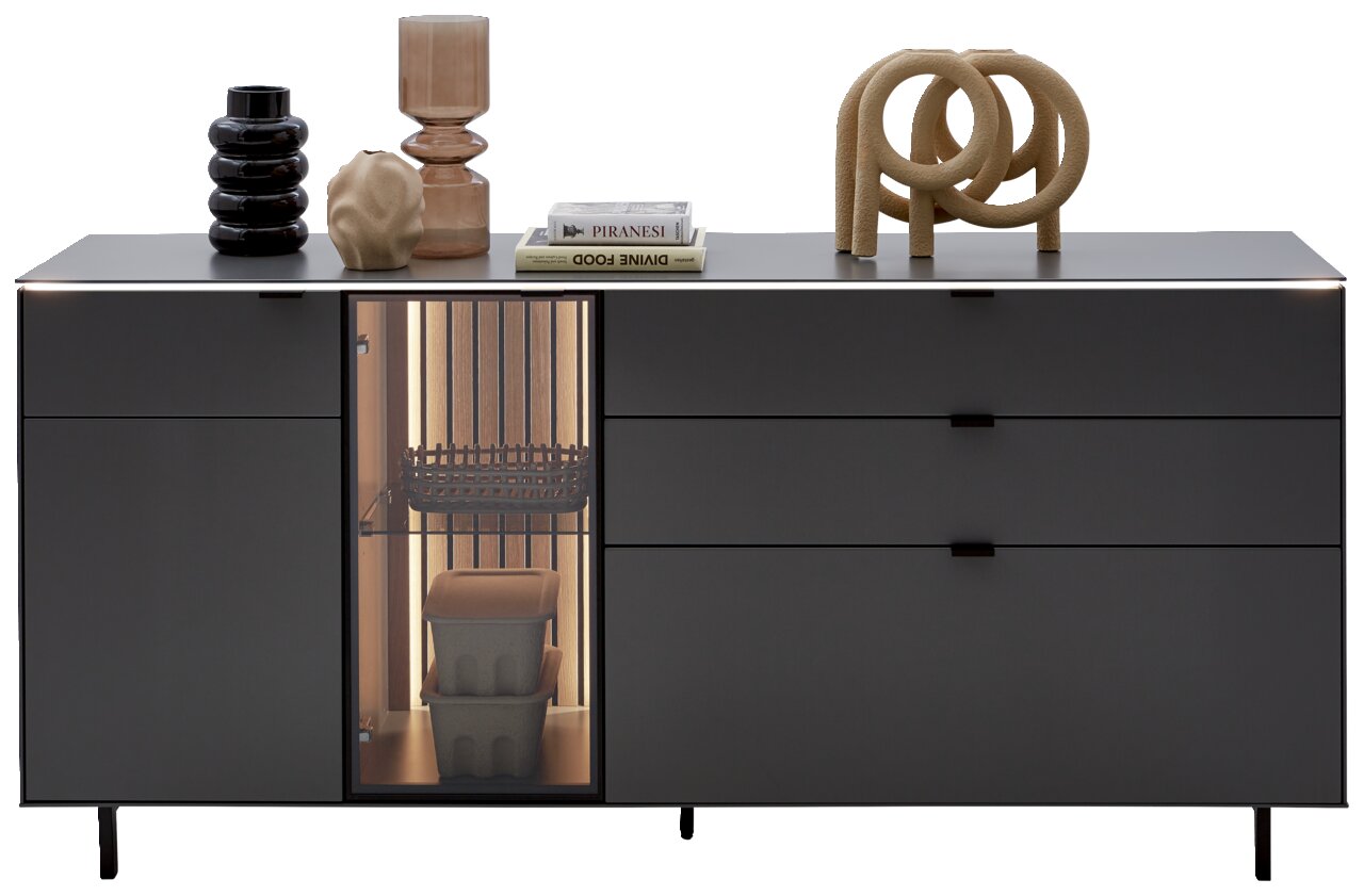 Modernes Sideboard in dunklem Design mit dekorativen Objekten auf der Oberseite, frontal betrachtet.