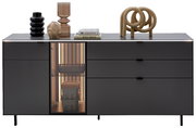Modernes Sideboard in dunklem Design mit dekorativen Objekten auf der Oberseite, frontal betrachtet.