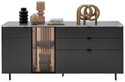 Modern dressoir in een donkere uitvoering met decoratieve voorwerpen op het blad, gezien vanaf de voorkant.