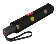 Schwarzer, kompakter Regenschirm mit bunten Punkten und rotem Reisenthel-Logo, seitliche Perspektive