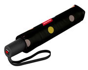 Schwarzer, kompakter Regenschirm mit bunten Punkten und rotem Reisenthel-Logo, seitliche Perspektive