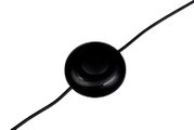 Schwarzer runder Fußschalter mit Ein-/Aus-Symbol und durchgehendem Kabel, in schräger Draufsicht vor weißem Hintergrund