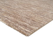 Beige Uni-Teppich in Nahaufnahme, perspektivisch von der Seite fotografiert