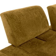 Nahaufnahme eines braunen 2-Sitzer Sofas mit weicher Textur, Ansicht von der Seite.