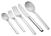 Set aus Edelstahlbesteck bestehend aus Löffel, Gabel und Messer, von schräg oben fotografiert.