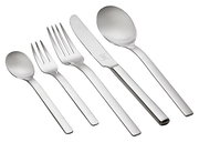 Set aus Edelstahlbesteck bestehend aus Löffel, Gabel und Messer, von schräg oben fotografiert.