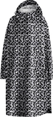 Frontansicht eines langen Regenponchos mit Kapuze in Grau mit schwarzem Leopardenmuster und großer Kängurutasche