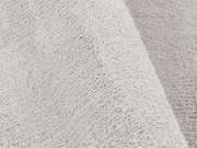 Nahaufnahme einer weichen, hellgrauen Textur eines Teppichs in der Größe von ca. 200x250cm, perspektivisch von der Seite aufgenommen.